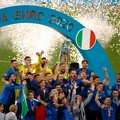 Fa esplodere petardi durante festeggiamenti per l'Italia