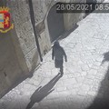 Punta pistola e rapina una donna mentre fa jogging nei Sassi