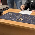 Truffano e rubano gioielli a donna anziana, due arresti