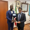 Trova portafogli con 500 euro e rintraccia proprietario, sindaco ringrazia