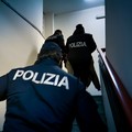 Nascondono droga negli slip ma non evitano l'arresto