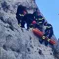 Vigili del fuoco nella gravina per un'esercitazione