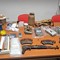 Due arresti e sequestro 6 kg stupefacenti, trovato anche kalashnikov