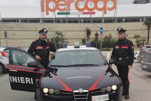 Carabinieri davanti al centro commerciale