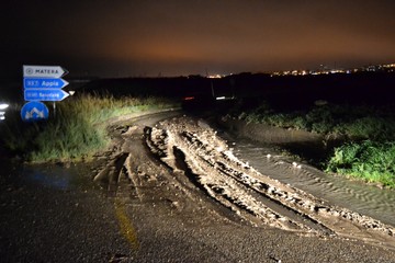 Pioggia a Matera strade infangate