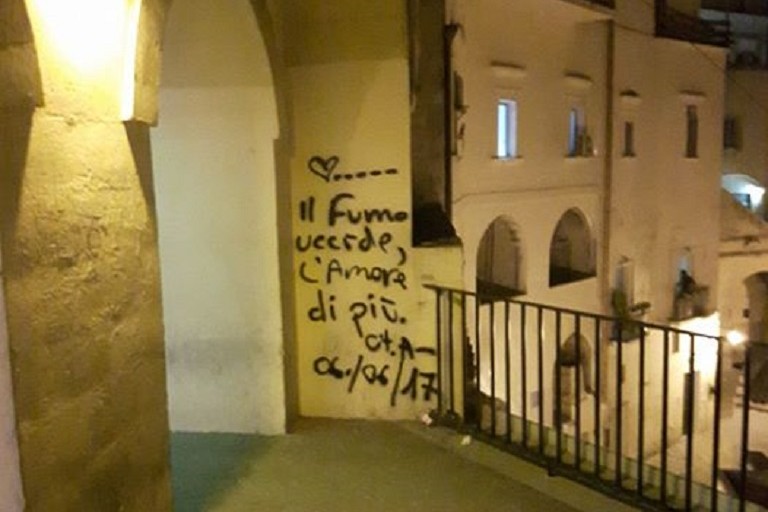 Messaggi d'amore sulle mura del Belvedere di piazza Vittorio Veneto