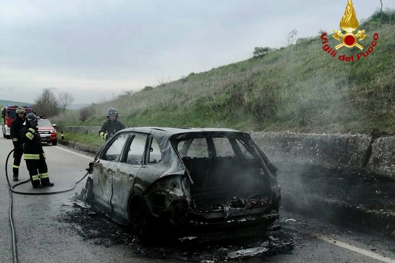 Porsche in fiamme sulla statale 96 bis