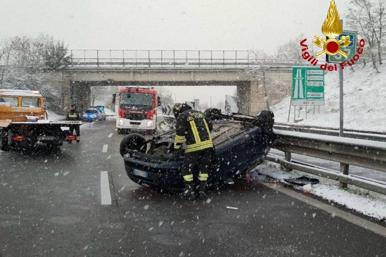 Prime nevicate in Basilicata. Un incidente e alberi caduti