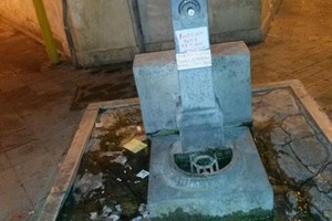 Rotta la fontana di via Gattini, disagio per i cittadini