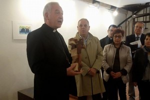 Un crocifisso in legno per Monsignor Ligorio