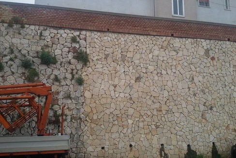 Il muro pericolante di via Casalnuovo