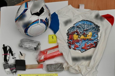 Droga e cellulari portati in carcere in un pallone