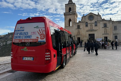 Sui bus i messaggi contro la violenza sulle donne