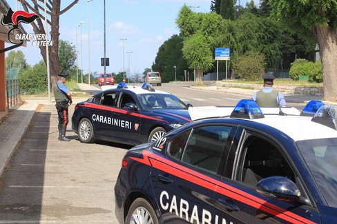 Tenta di estorcere soldi a un commerciante, arrestato