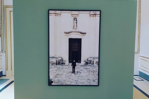 A Palazzo Malvinni Malvezzi la mostra "Strangers and strangeness "