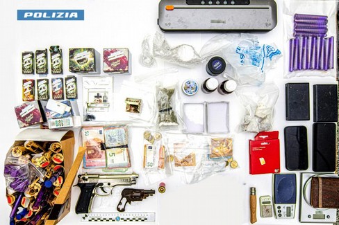 Nasconde droga in casa mentre è ai domiciliari, ora in carcere