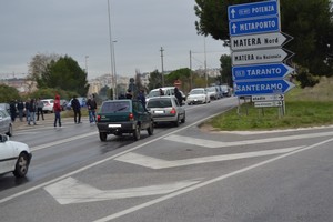 La protesta, Matera nord bloccata la strada