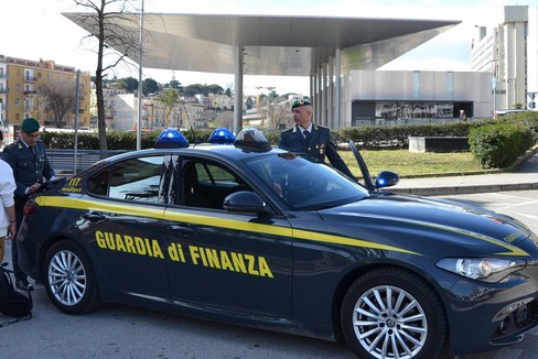 Truffavano anziani con falsi investimenti finanziari, due denunciati