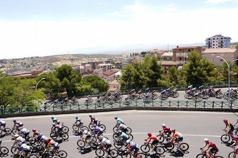 Ciclismo: Matera, partenza di tappa del Giro dei giovani campioni