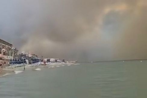 Vasto incendio a Metaponto, fiamme vicine a campeggi e villaggi