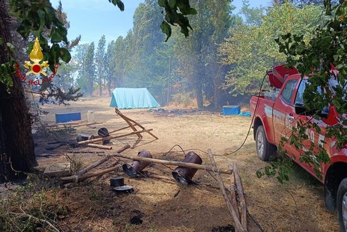 Campeggio di scout in pericolo per un incendio