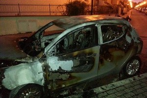 Auto in fiamme ad Acquarium