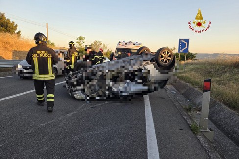 Auto si ribalta sulla statale 7