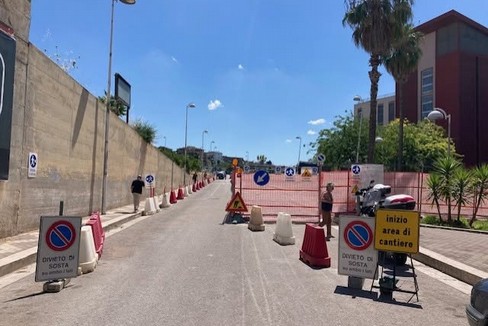 Lavori all'ingresso dell'ospedale