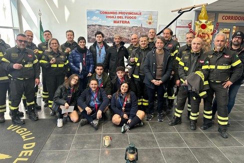 La luce di Betlemme nel comando dei vigili del fuoco