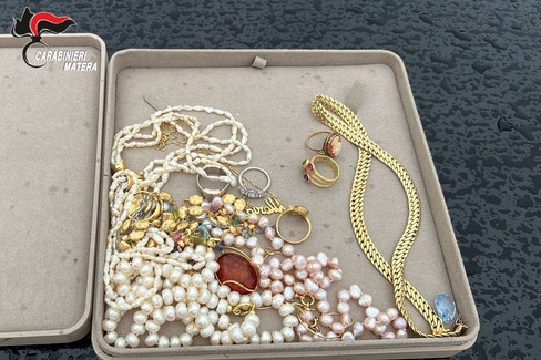 Anziana truffata da finti carabinieri, rubati gioielli