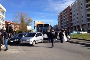 Parcheggi indiscriminati al mercato rionale