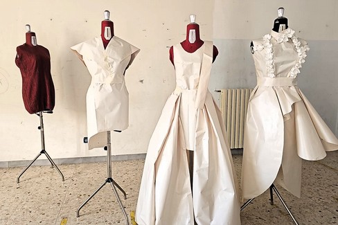 La carta per modellare i vestiti: un progetto dell'Istituto Morra