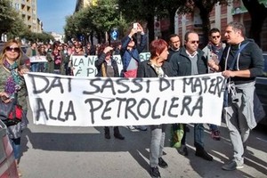 Giu le mani dalla nostra terra, protesta contro lo sblocca italia