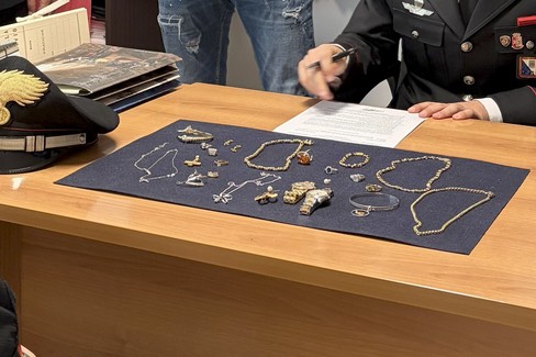 Truffano e rubano gioielli a donna anziana, due arresti