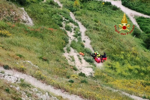 Turista anziana soccorsa nel sentiero del torrente