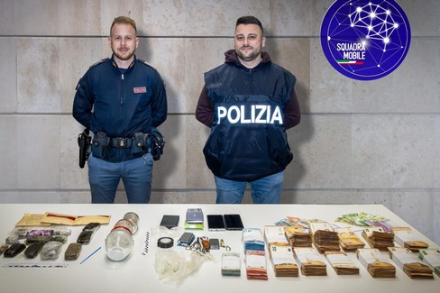 In casa nasconde oltre 1 kg droga e 140mila euro, arrestato a Matera