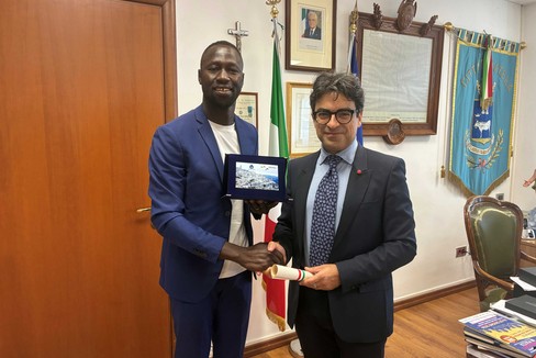 Trova portafogli con 500 euro e rintraccia proprietario, sindaco ringrazia