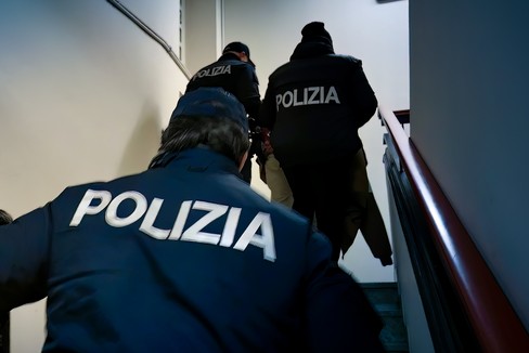 Nascondono droga negli slip ma non evitano l'arresto