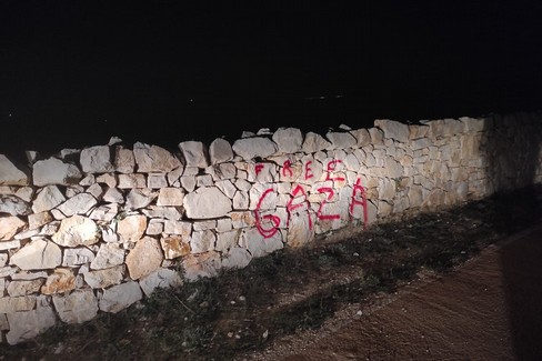Scritte in vernice sui muretti a secco, Parco Murgia denuncia vandalismo