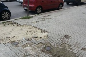 Marciapiedi dissestati in via Marconi