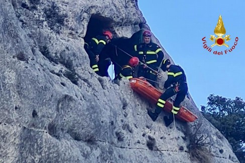 Vigili del fuoco nella gravina per un'esercitazione