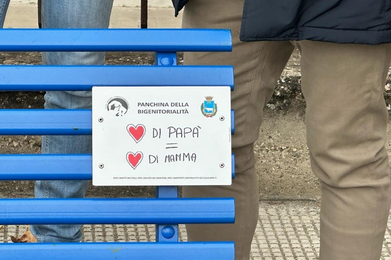 Una panchina azzurra per i diritti dei bambini con genitori separati