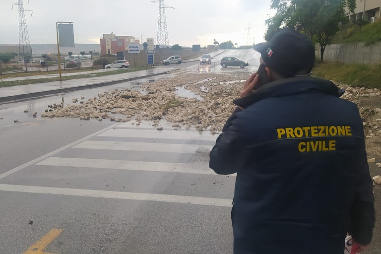 Bomba d'acqua a Matera: Sassi allagati e strade chiuse