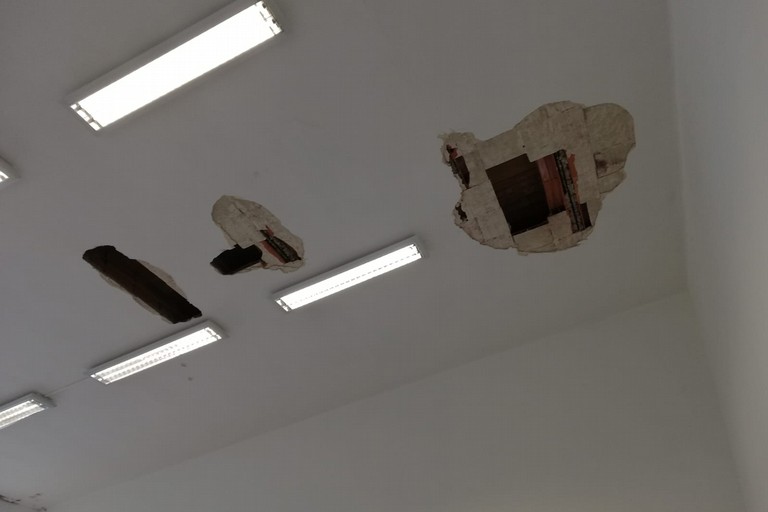 buchi sul soffitto- scuola Cappelluti