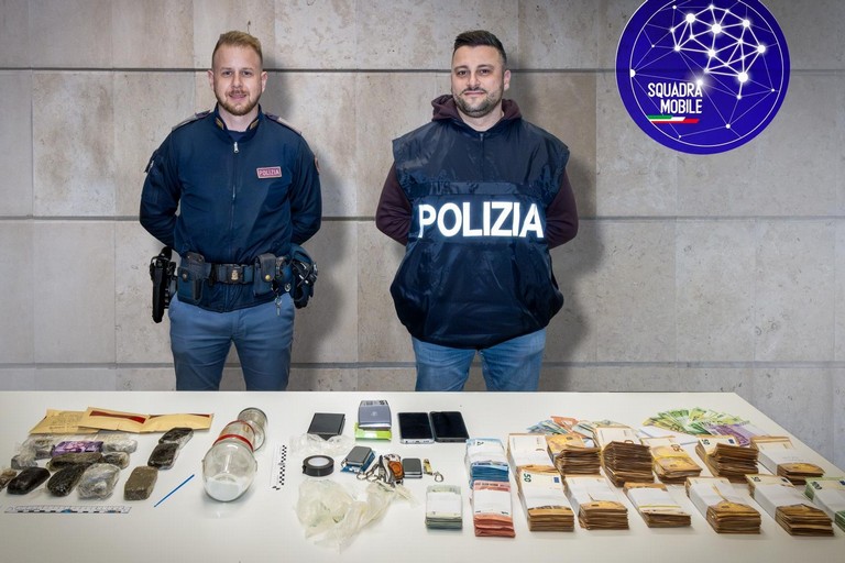 In casa nasconde oltre 1 kg droga e 140mila euro, arrestato a Matera