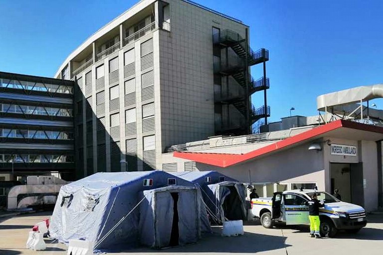 Tenda all'ospedale di Matera - Foto Protezione civile Nov