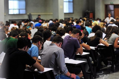 studenti nel corso di un test universitario