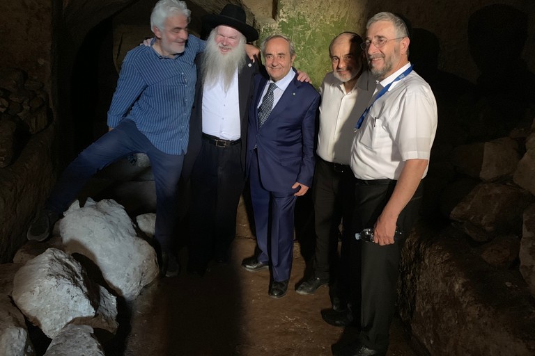 De Ruggieri, Rizzi, con i rabbini Fszon e Gluck  nella sinagoga